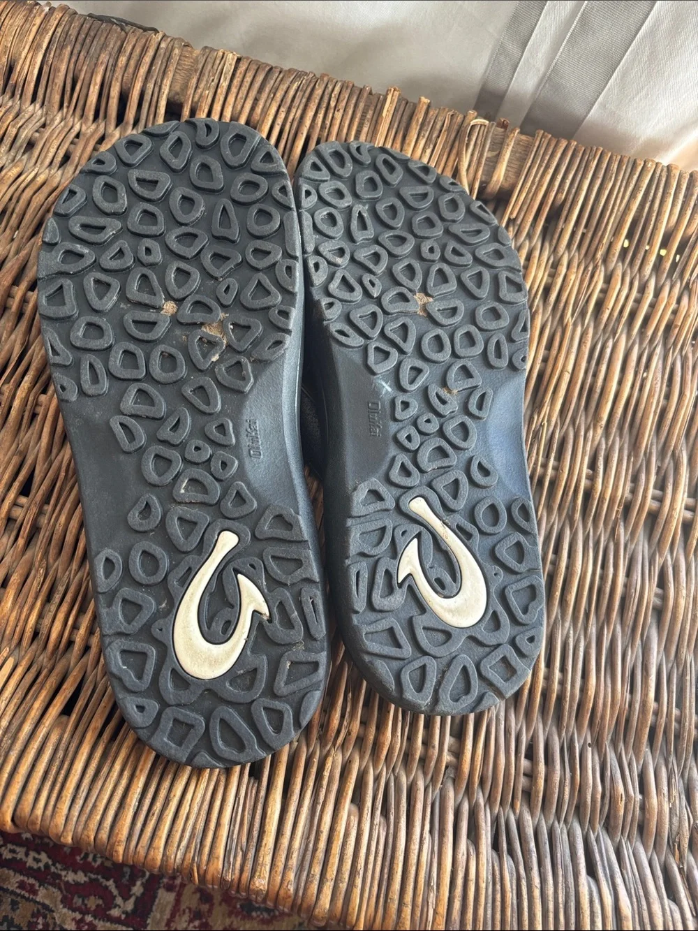 OluKai Men's Black Leather Thong Sandals